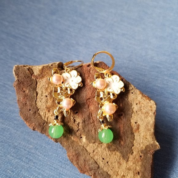 💐Flower & Baubles Beautiful Earrings - NWOT💐 - Picture 3 of 7